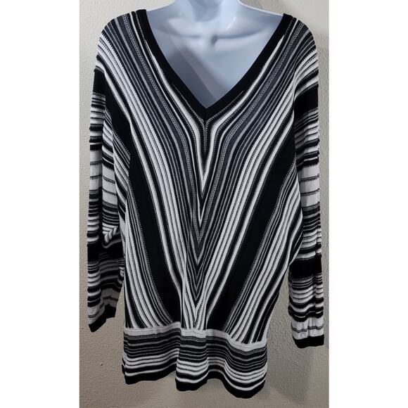 Lane Bryant Black White Chevron Stripe Double V Sweater 14 16 Lightweight Soft - Picture 2 of 5